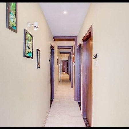Hotel Emerald Near T2 International Airport มุมไบ ภายนอก รูปภาพ