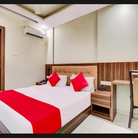 Hotel Emerald Near T2 International Airport มุมไบ ภายนอก รูปภาพ