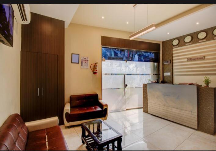 Hotel Emerald Near T2 International Airport มุมไบ ภายนอก รูปภาพ