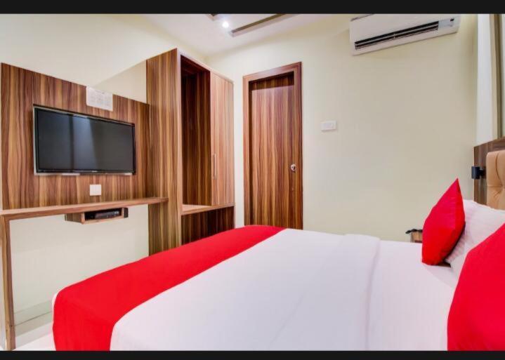 Hotel Emerald Near T2 International Airport มุมไบ ภายนอก รูปภาพ