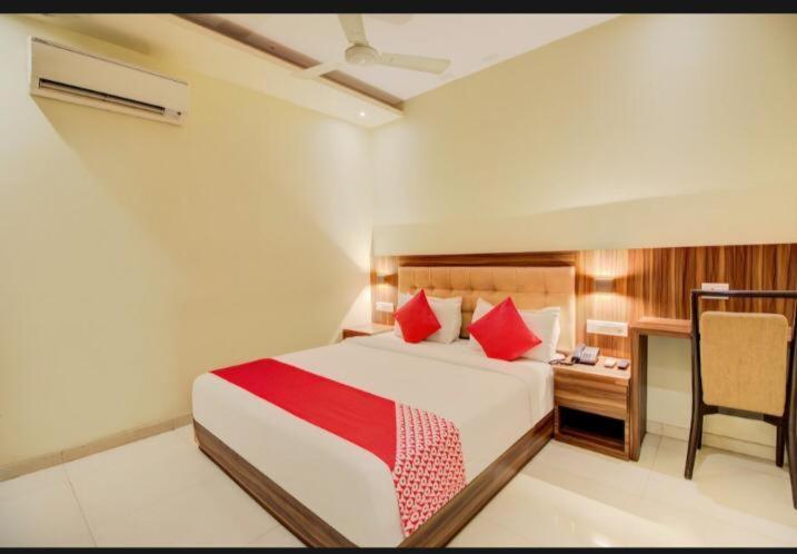 Hotel Emerald Near T2 International Airport มุมไบ ภายนอก รูปภาพ