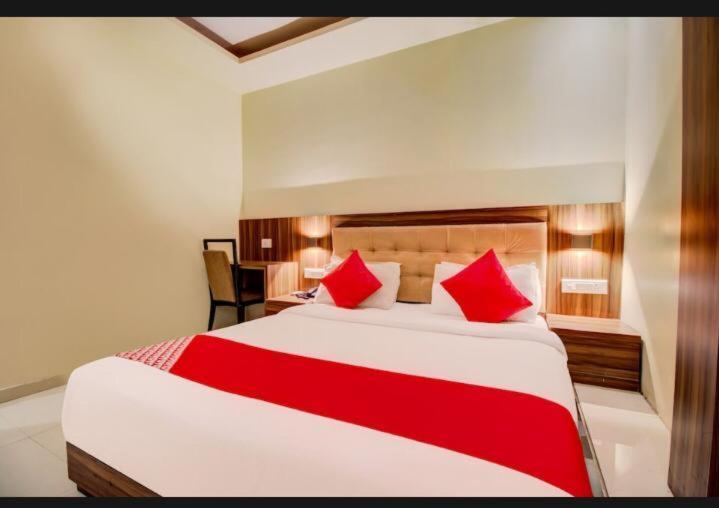 Hotel Emerald Near T2 International Airport มุมไบ ภายนอก รูปภาพ