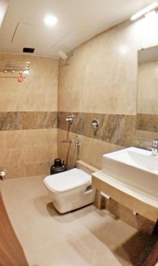 Hotel Emerald Near T2 International Airport มุมไบ ภายนอก รูปภาพ
