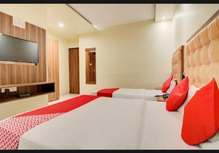 Hotel Emerald Near T2 International Airport มุมไบ ภายนอก รูปภาพ