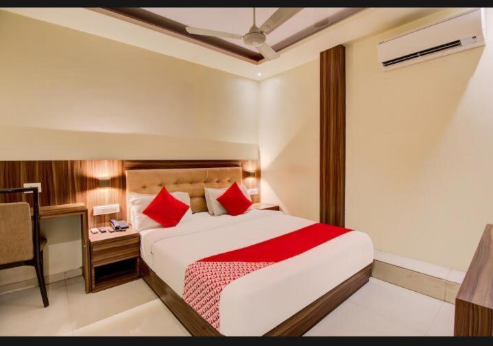 Hotel Emerald Near T2 International Airport มุมไบ ภายนอก รูปภาพ