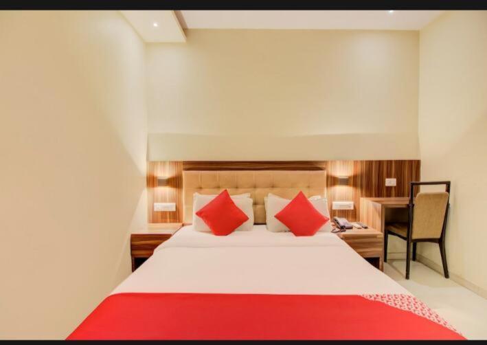 Hotel Emerald Near T2 International Airport มุมไบ ภายนอก รูปภาพ