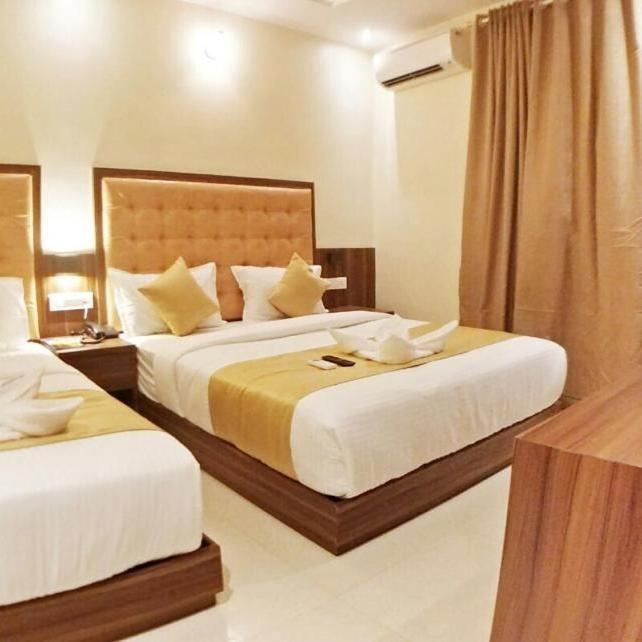 Hotel Emerald Near T2 International Airport มุมไบ ภายนอก รูปภาพ
