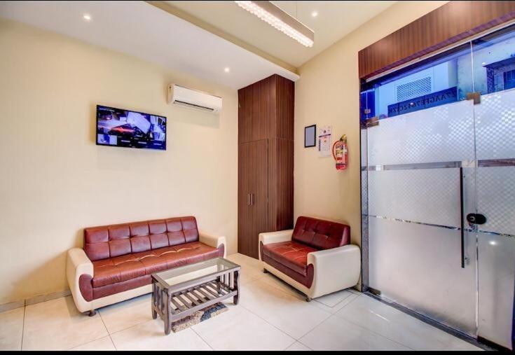 Hotel Emerald Near T2 International Airport มุมไบ ภายนอก รูปภาพ