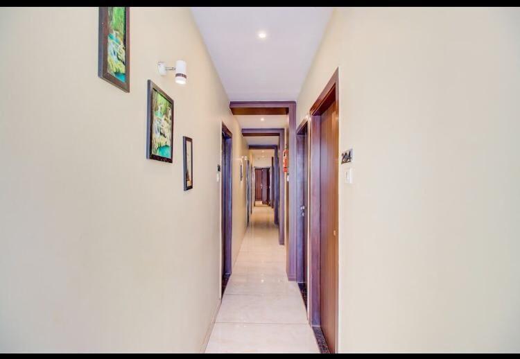 Hotel Emerald Near T2 International Airport มุมไบ ภายนอก รูปภาพ