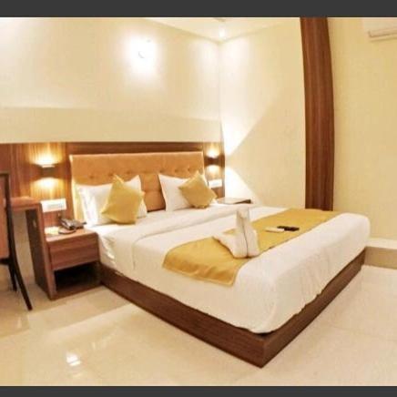 Hotel Emerald Near T2 International Airport มุมไบ ภายนอก รูปภาพ