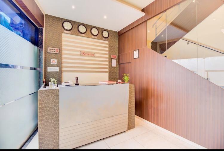 Hotel Emerald Near T2 International Airport มุมไบ ภายนอก รูปภาพ