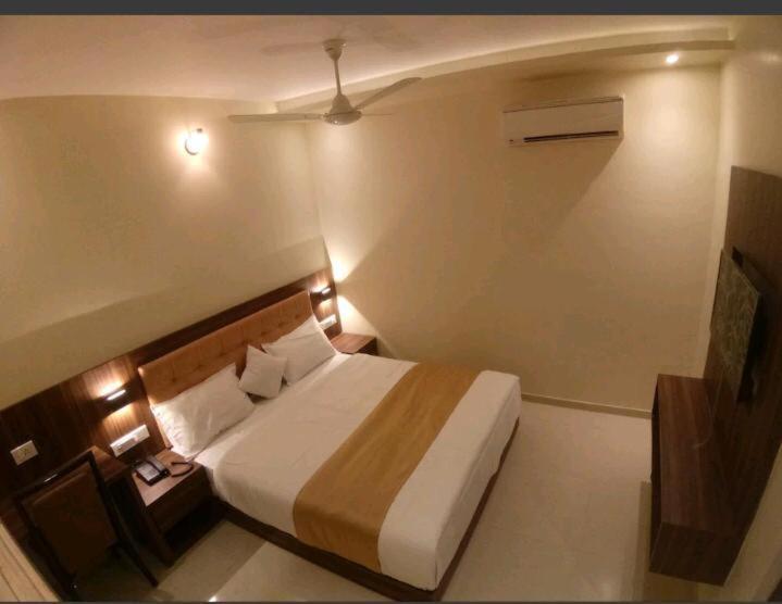 Hotel Emerald Near T2 International Airport มุมไบ ภายนอก รูปภาพ