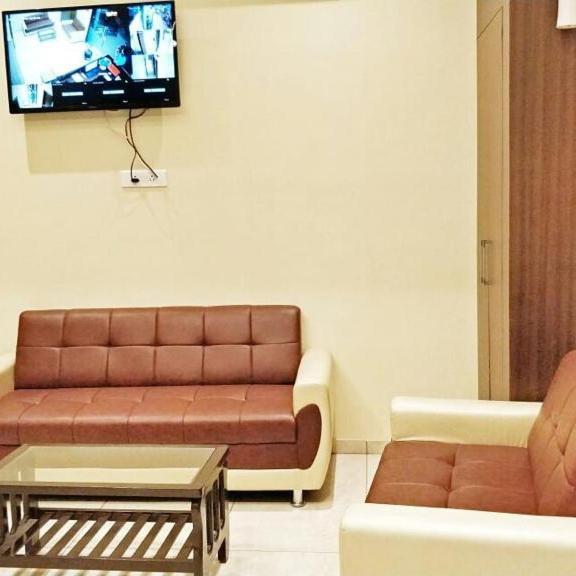 Hotel Emerald Near T2 International Airport มุมไบ ภายนอก รูปภาพ